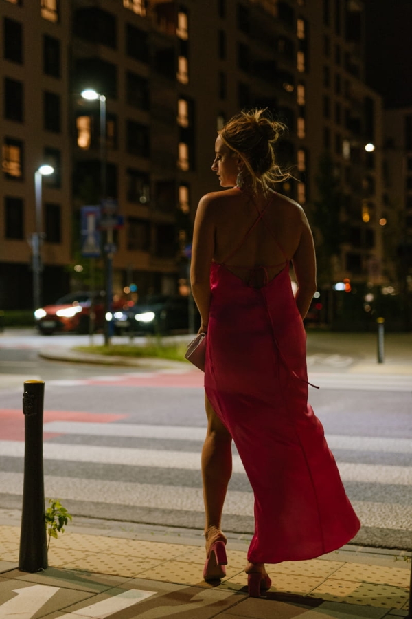 Sukienka Cosmopolitan z cupro, pink flamingo