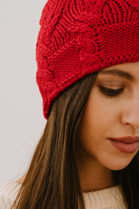 Czapka z warkoczem czerwona wełniana