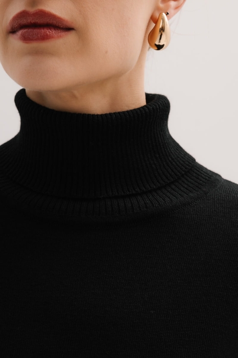 Golf Daisy czarny – otulający golf detal