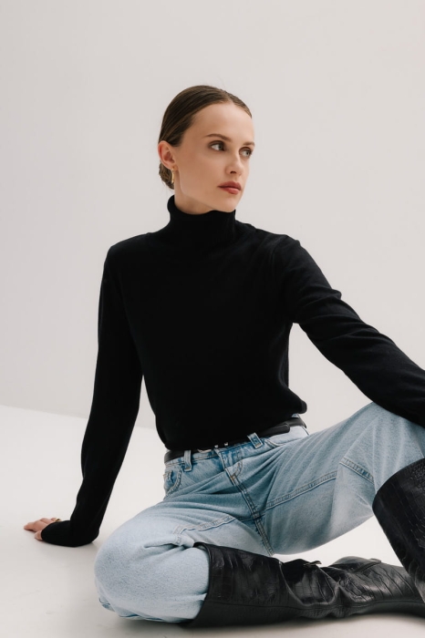 Czarny golf Daisy 100% wełna merino – stylizacja siedząca