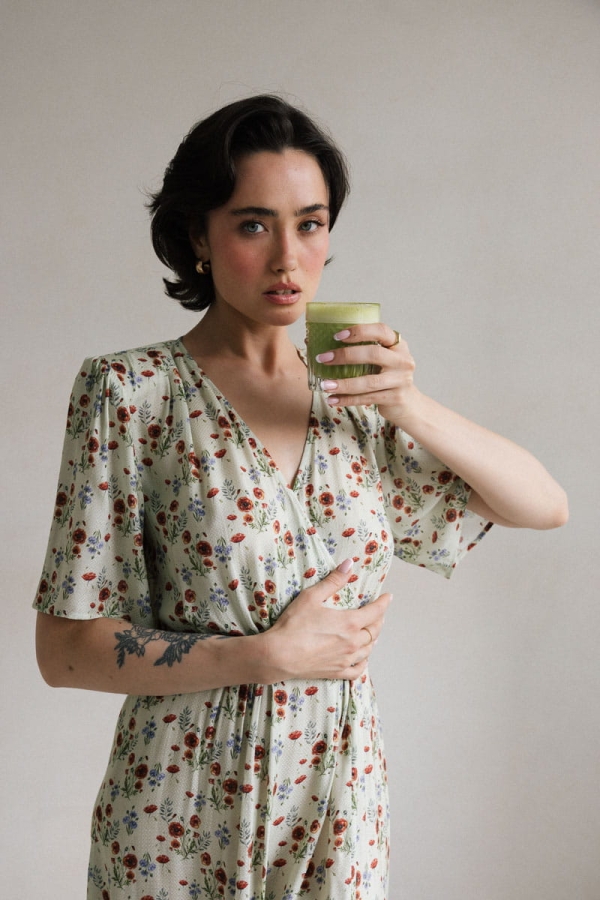 Sukienka kopertowa z wiskozy Poppy, zielone kwiaty