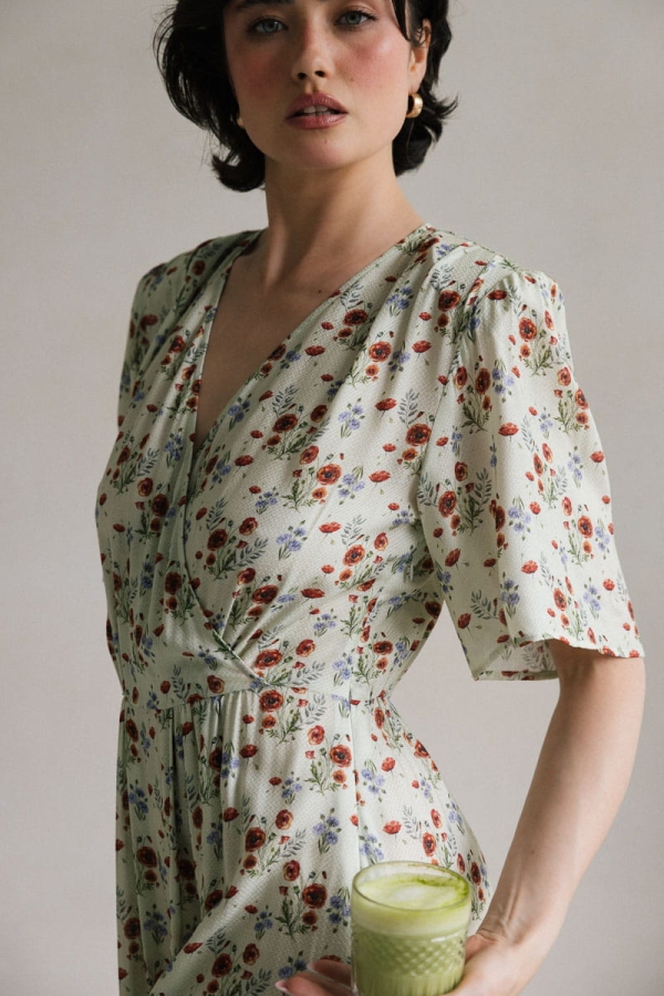 Sukienka kopertowa z wiskozy Poppy, zielone kwiaty