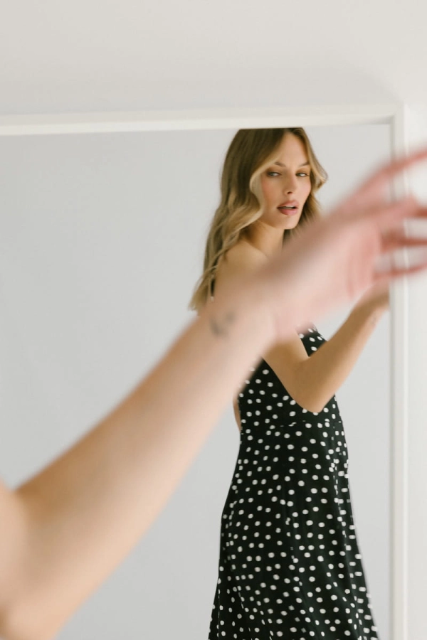 Sukienka wiskozowa Zoe, czarno-biała w kropki