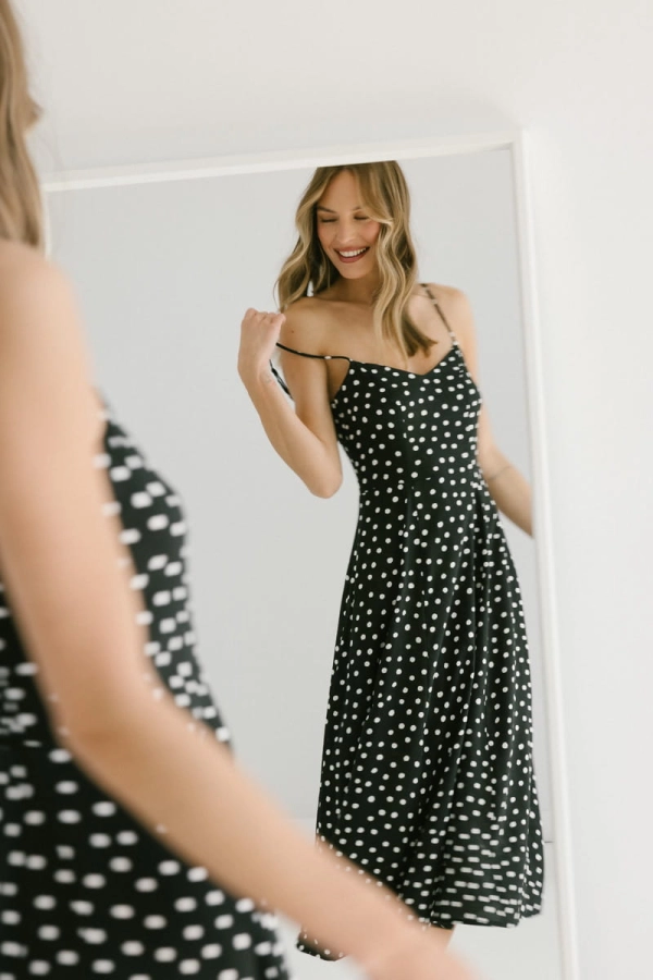 Sukienka wiskozowa Zoe, czarno-biała w kropki