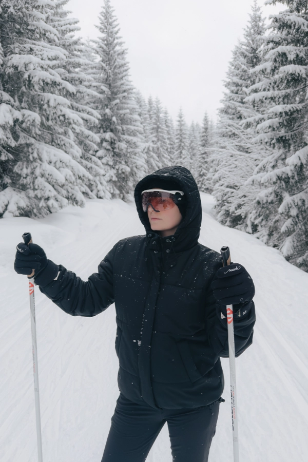 Kurtka Woolaspen wełniana czarna – narty biegowe w zimowym lesie