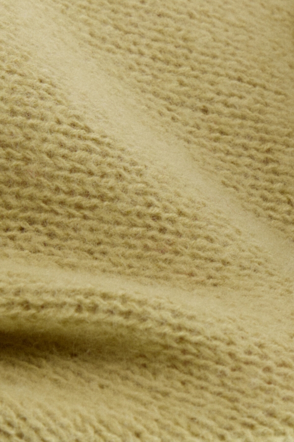 Dzianina 100% wełna merino pistacjowa – detal swetra Willow