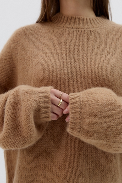 Sweter Willow beżowy z wełny merino – detal rękawa