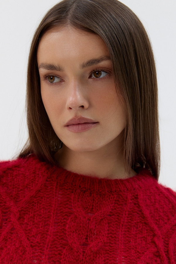 Sweter Ellis czerwony – dekolt o-neck detal