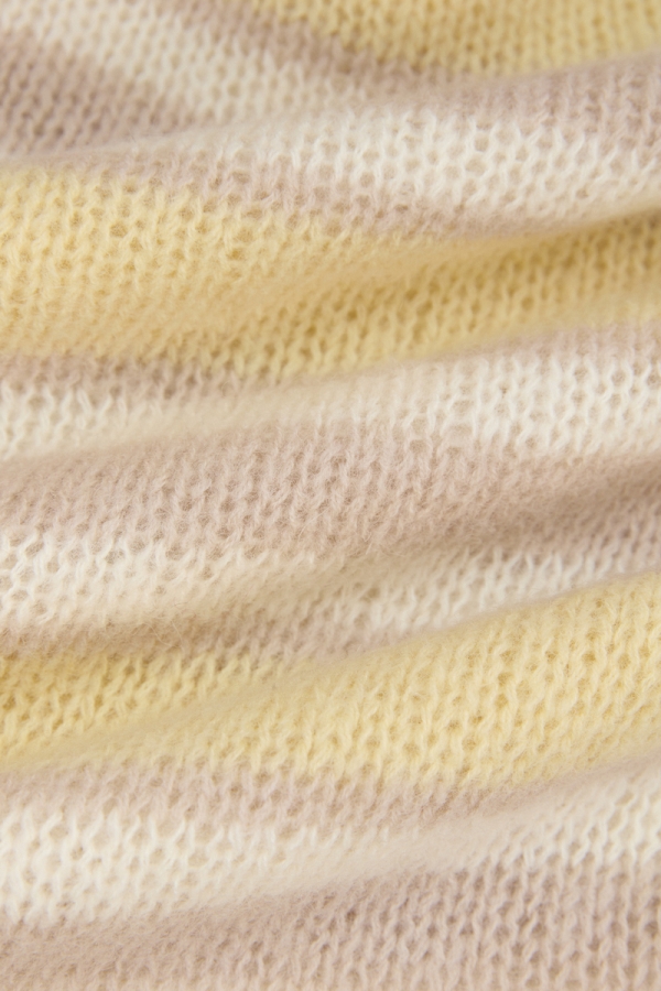 Dzianina z 100% wełny merino w paski – detal materiału