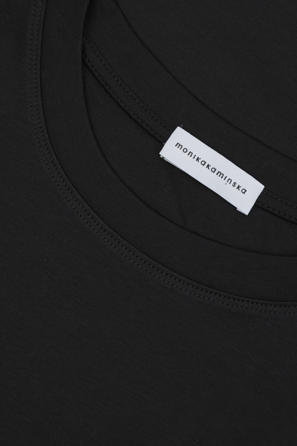 Bawełna Supima – detal materiału czarnego T-shirtu Muse