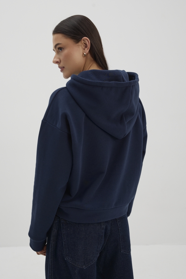 Granatowa bluza Kai – widok z tyłu, kaptur