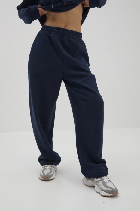 Granatowe spodnie dresowe damskie Kai – widok przodu