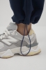 Granatowe spodnie dresowe Kai – dół nogawki i sneakersy