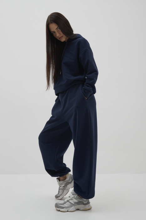 Spodnie dresowe damskie Kai – widok z boku, stylizacja