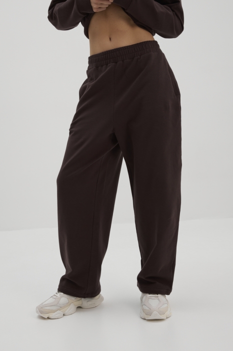 Brązowe spodnie dresowe damskie Kai – widok przodu