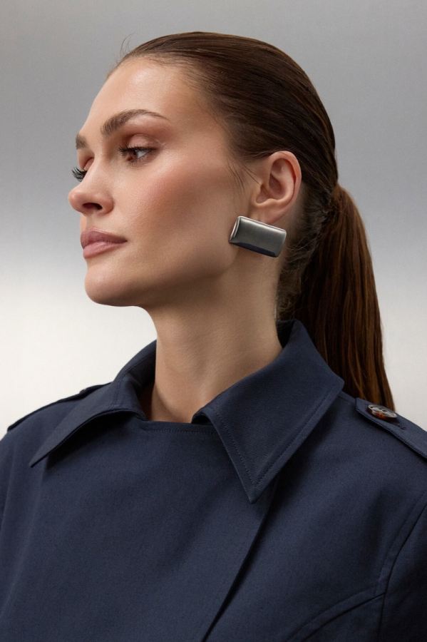 Trench Bridget – granatowy płaszcz damski, detal kołnierza