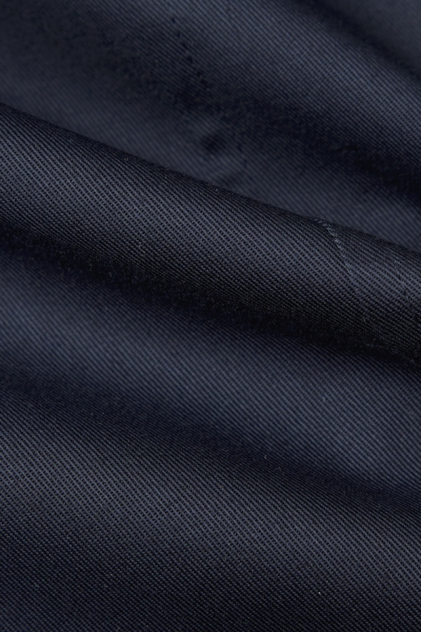 Granatowa tkanina bawełniana – struktura materiału trencza Bridget