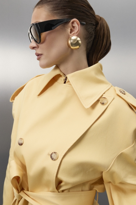 Kurtka bawełniana Lo masełkowa – detal kołnierza i zapięcia