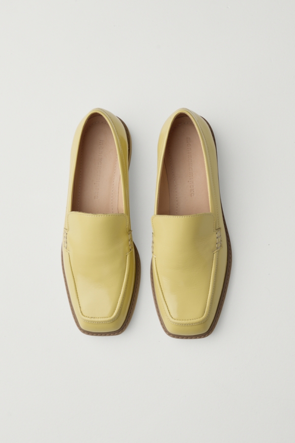 Mokasyny Mode masełkowe – widok z góry, lakierowana skóra