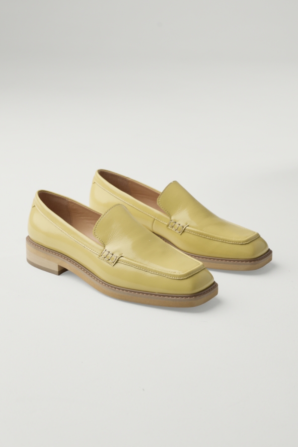 Masełkowe mokasyny Mode – damskie buty z lakierowanej skóry