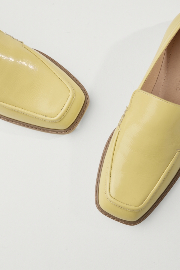 Mokasyny Mode masełkowe – detal lakierowanej skóry i wykończenia