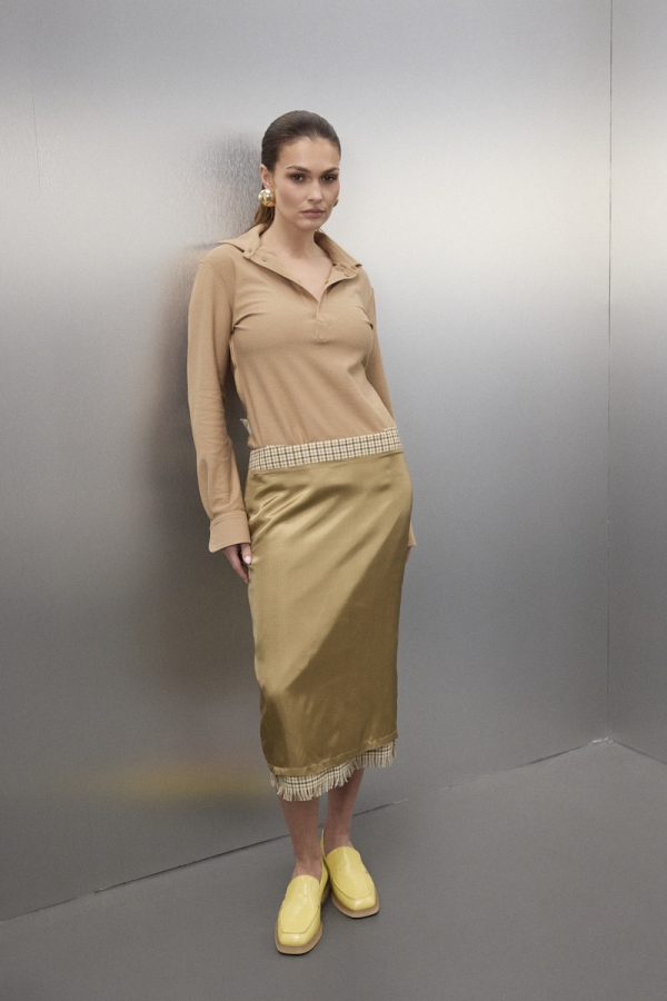 Beżowe longsleeve polo Class – bawełniana koszulka z kołnierzykiem, przód