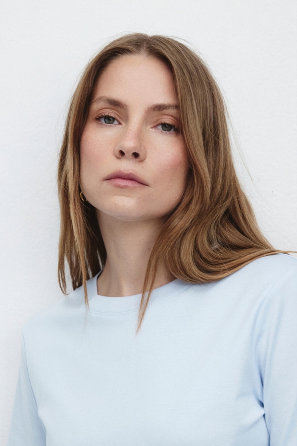 T-shirt damski Muse – zbliżenie na dekolt i bawełnę Supima