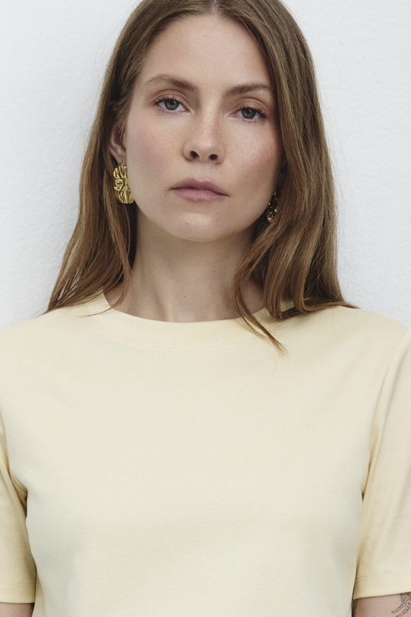 T-shirt damski Muse – zbliżenie na dekolt i bawełnę Supima