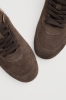 Buty Tiggy – zbliżenie na zamsz i sznurowanie