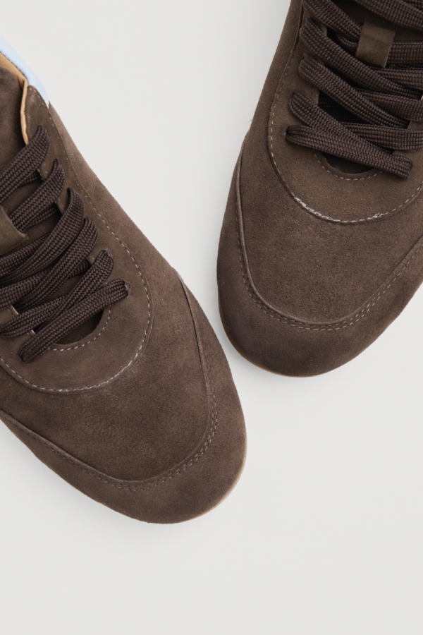 Buty Tiggy – zbliżenie na zamsz i sznurowanie