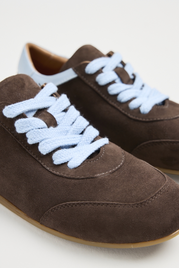 Buty zamszowe Tiggy – detal materiału i wykończenia