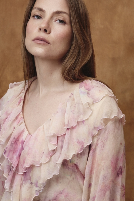 Sukienka damska Romie – zbliżenie na dekolt i jedwab