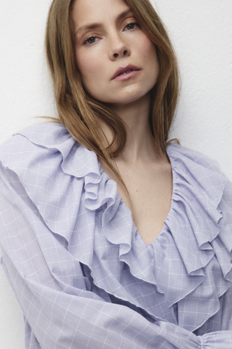 Liliowa bluzka damska Hallie w kratę – zbliżenie na dekolt
