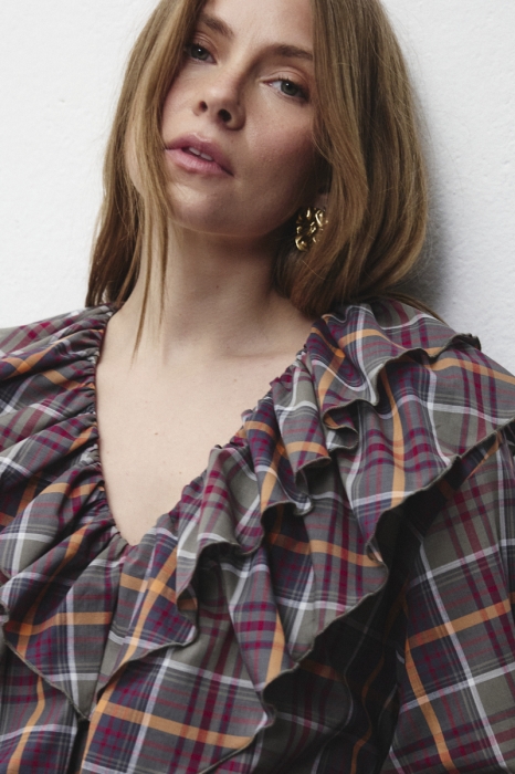 Bluzka damska Hallie w kratę – zbliżenie na dekolt i wzór