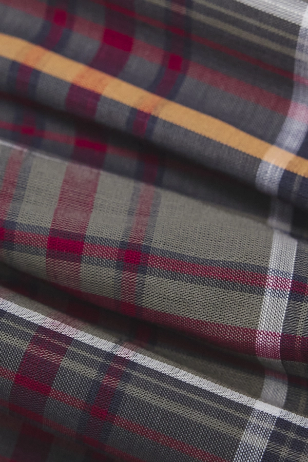 Bawełna zielona w kratę – detal materiału bluzki Hallie