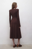Brązowa sukienka Mar – widok z tyłu, długość midi