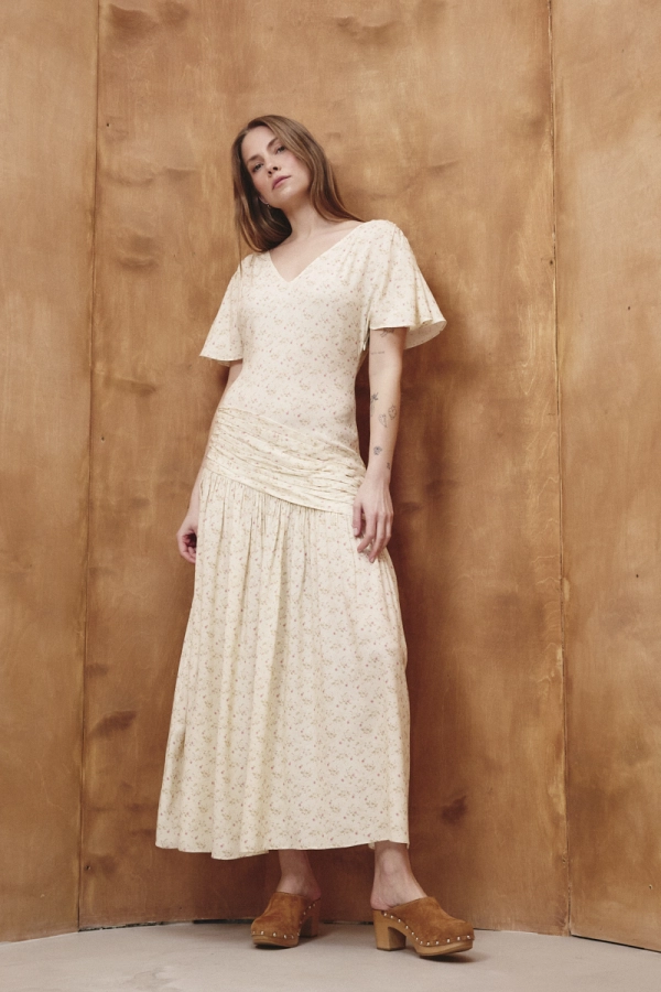 Sukienka Veo wiskozowa różowa w kwiaty – stylizacja damska, pełna sylwetka