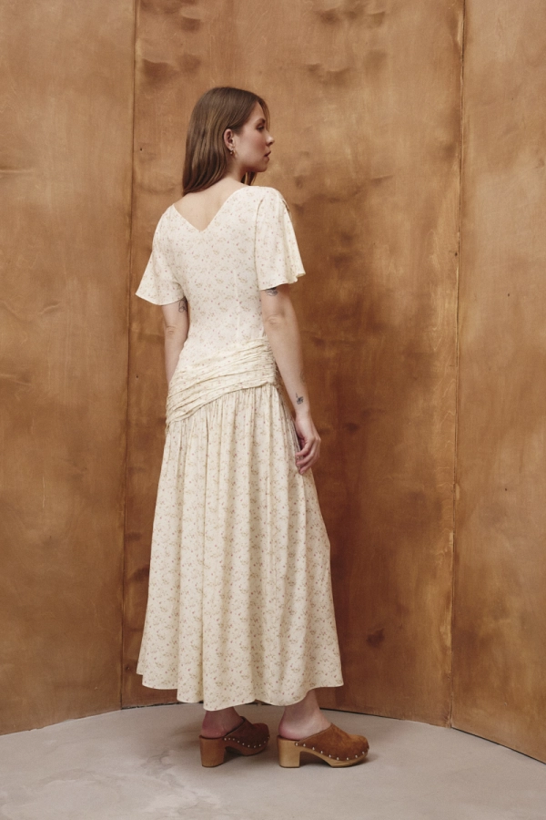 Sukienka Veo w kwiaty – widok z tyłu