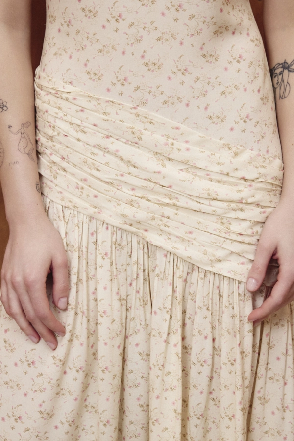 Sukienka Veo – detal talii i marszczenia