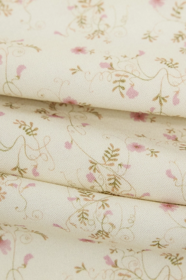 Wiskoza różowa w kwiaty – detal materiału sukienki Veo