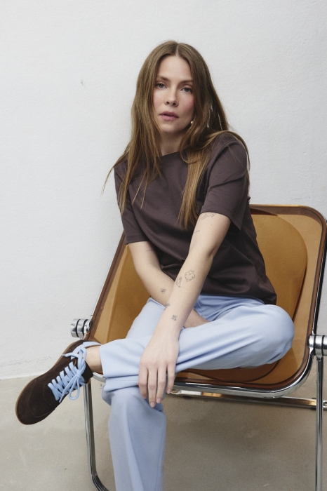 Brązowe buty Tiggy – stylizacja damska