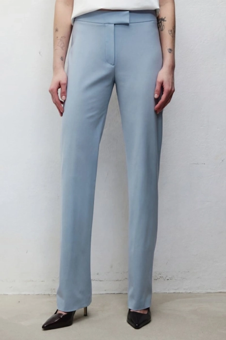 Damskie spodnie Alto w kolorze błękitnym na modelce