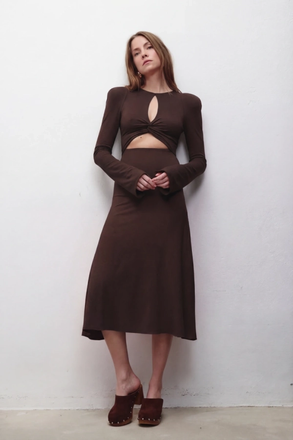 Brązowa sukienka bambusowa Mar – stylizacja damska, pełna sylwetka