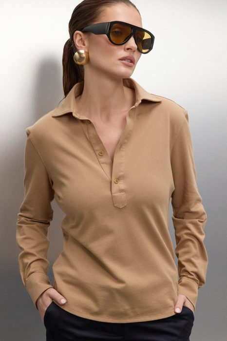 Beżowe longsleeve polo Class – bawełniana koszulka z kołnierzykiem, przód