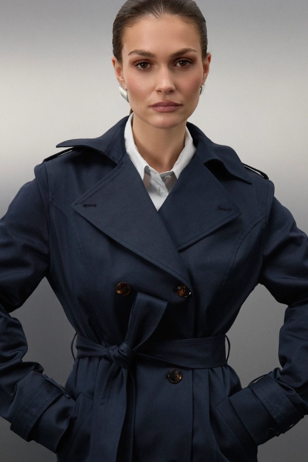 Trench Bridget granatowy – detal kołnierza i wiązania w talii