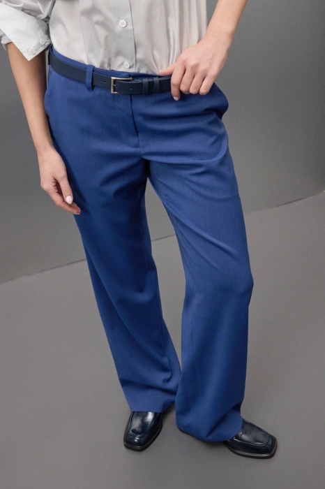 Niebieskie spodnie wełniane Arc – przód, wysoki stan i prosta nogawka