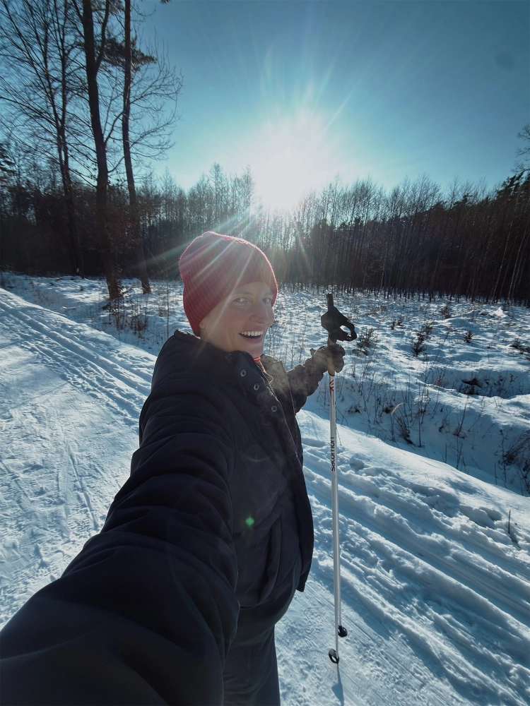 Woolaspen czarna na trasie biegowej zimą