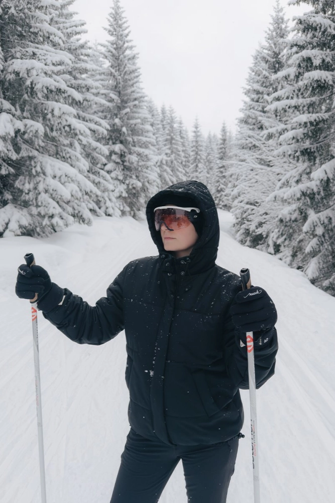 Woolaspen czarna wśród ośnieżonych świerków