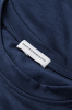 T-shirt Shape Monika Kaminska – detal metki i wykończenia karku. Certyfikowana wełna merino, bez poliestru.
