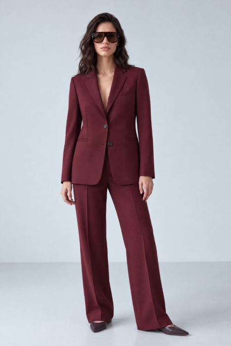 Marynarka wełniana Monika Kaminska w kolorze bordowym – total look ze spodniami Deep, stylizacja na jesień i zimę.